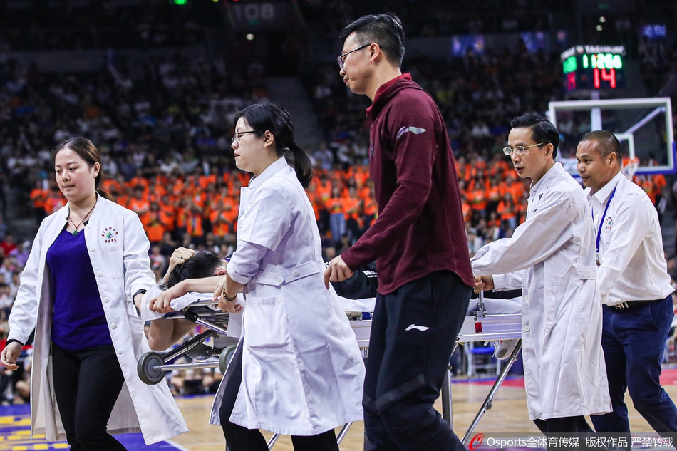 CBA揭幕战 丛明晨遭遇重伤