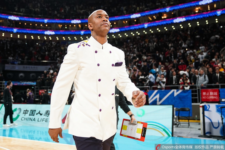 马布里赛后与首钢队员拥抱致意