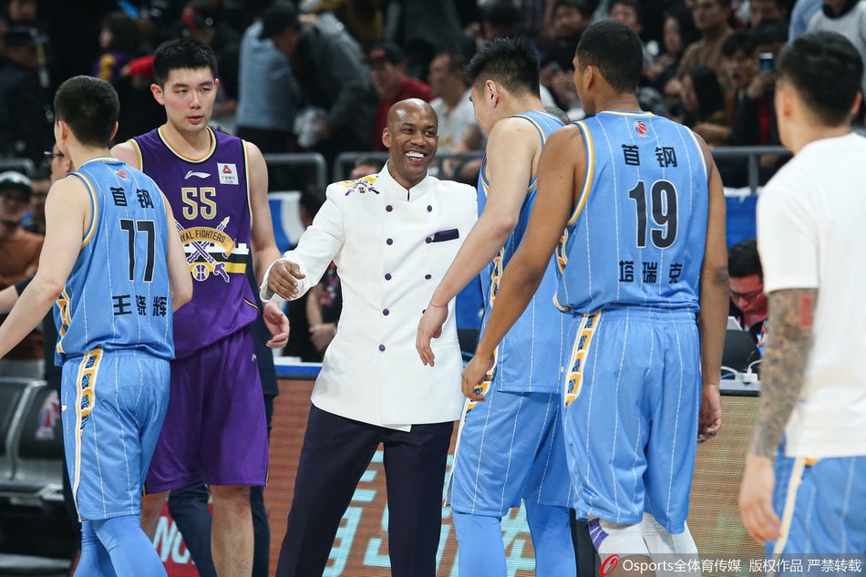 马布里赛后与首钢队员拥抱致意