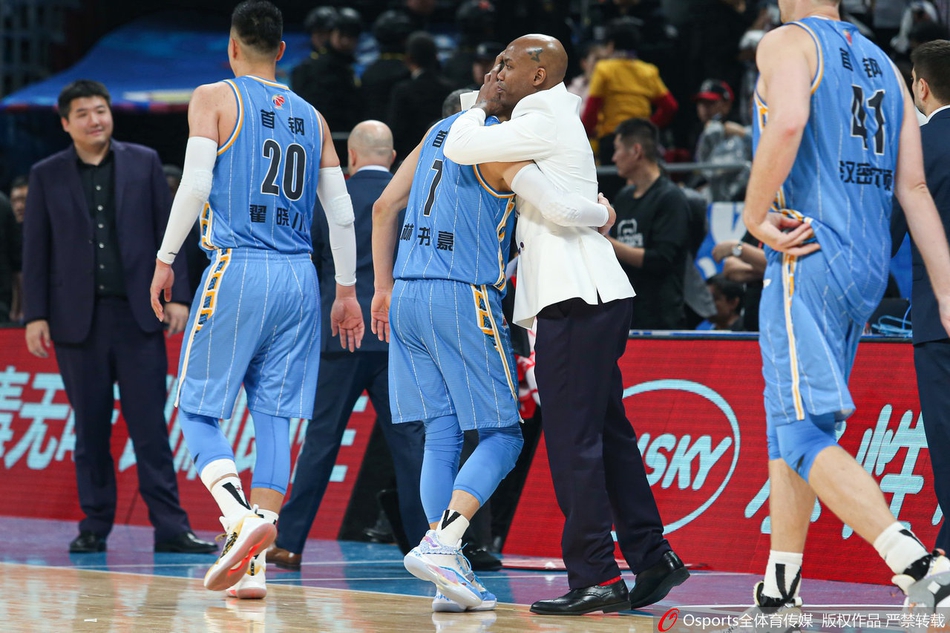 马布里赛后与首钢队员拥抱致意