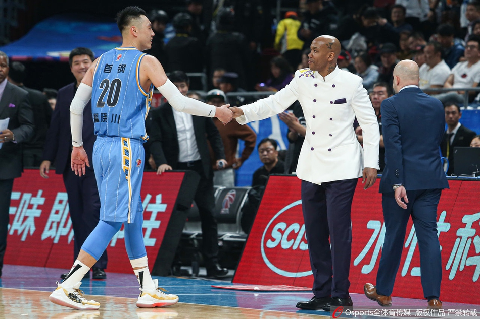 马布里赛后与首钢队员拥抱致意