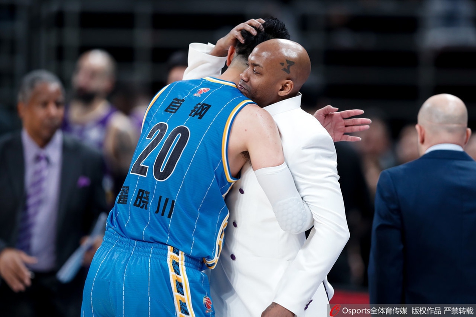 马布里赛后与首钢队员拥抱致意