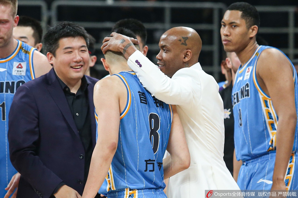 马布里赛后与首钢队员拥抱致意