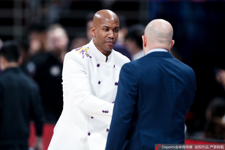 马布里赛后与首钢队员拥抱致意