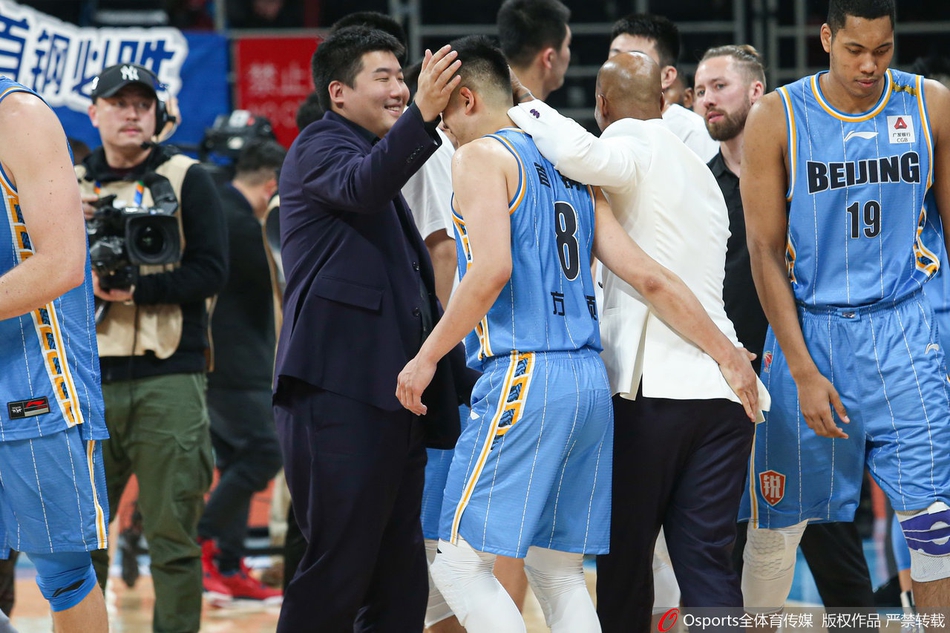 马布里赛后与首钢队员拥抱致意