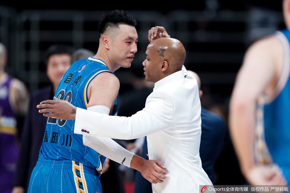 马布里赛后与首钢队员拥抱致意