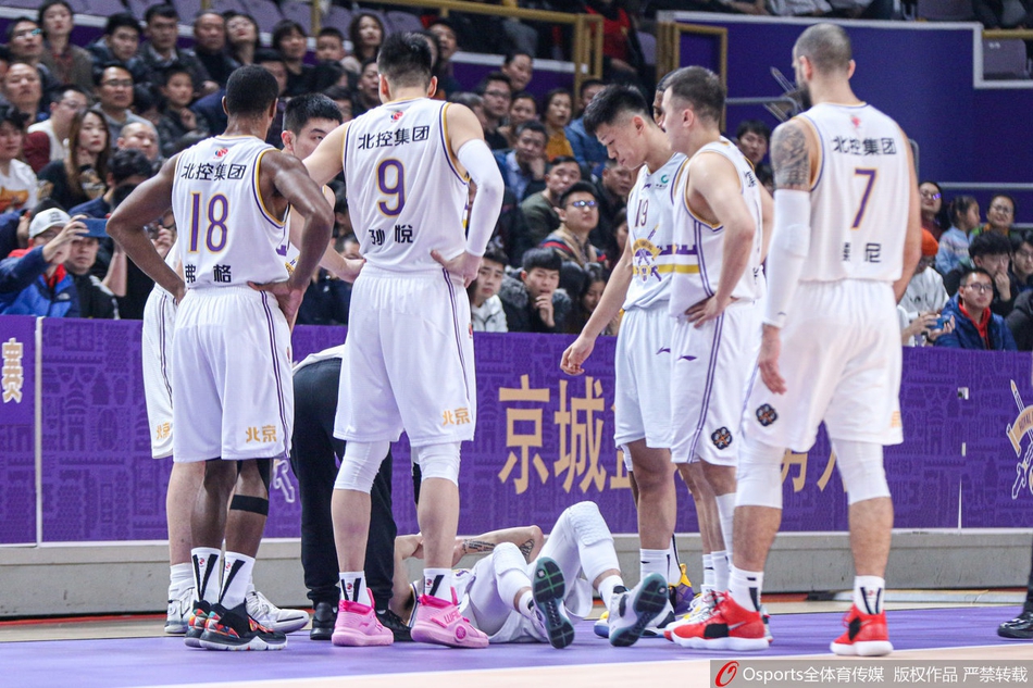 王子瑞与赵睿对抗后受伤