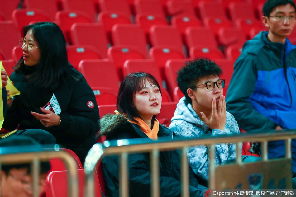 球迷举王治郅语录力挺八一男篮