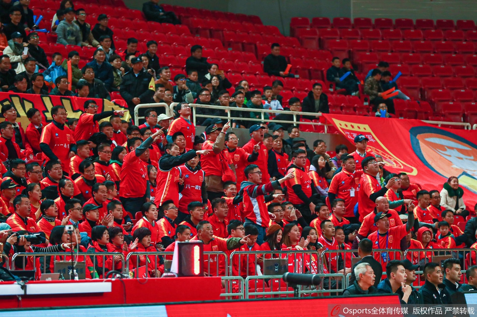 球迷举王治郅语录力挺八一男篮