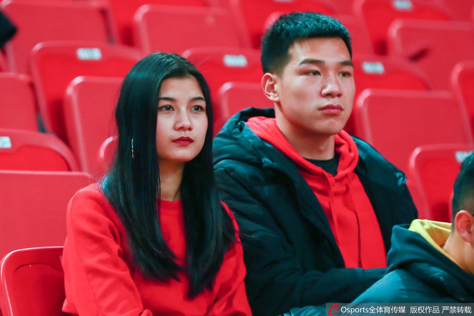 球迷举王治郅语录力挺八一男篮