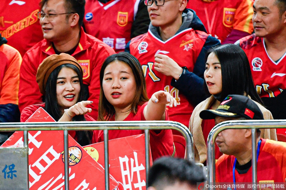 球迷举王治郅语录力挺八一男篮