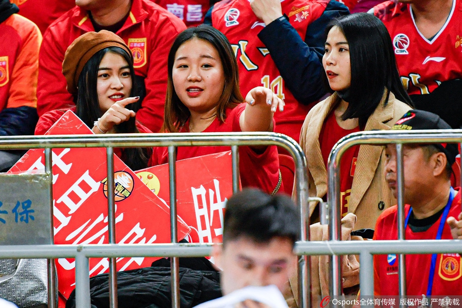 球迷举王治郅语录力挺八一男篮