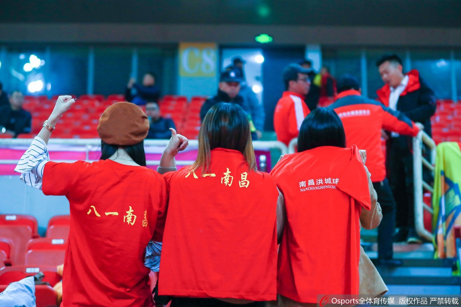 球迷举王治郅语录力挺八一男篮