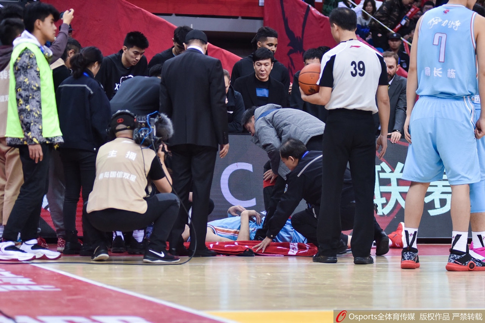 周琦受伤被送往医院