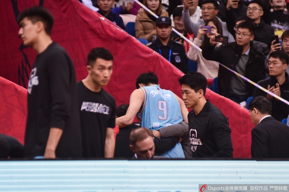 周琦受伤被送往医院