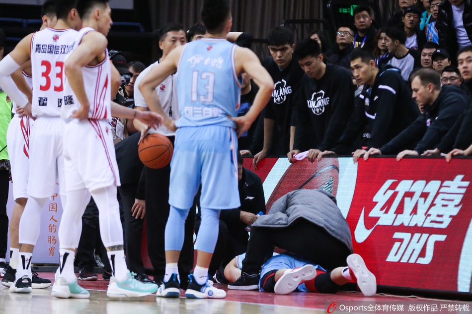 周琦受伤被送往医院