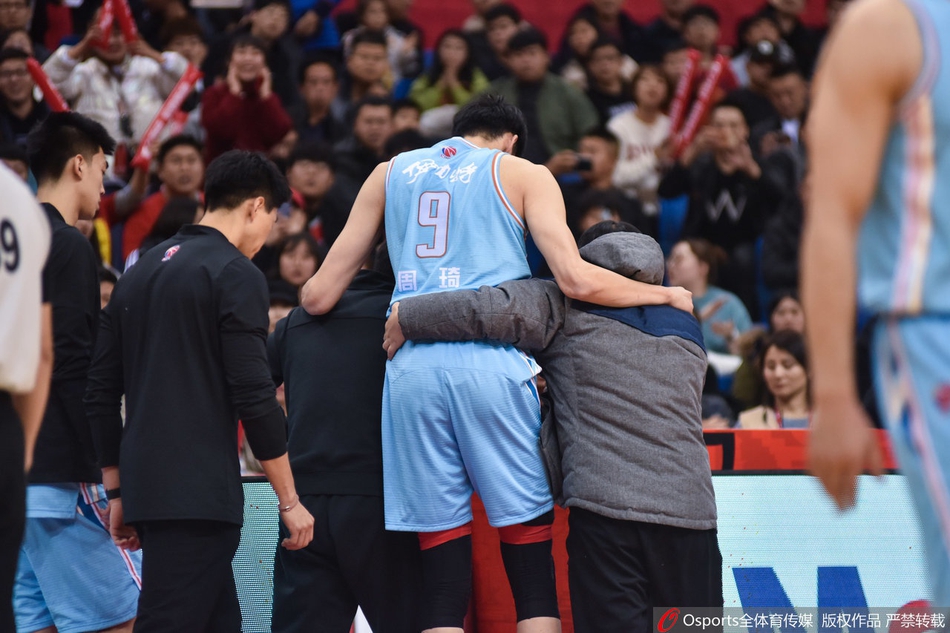 周琦受伤被送往医院