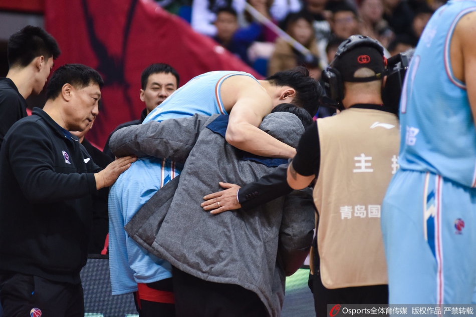 周琦被搀扶离场
