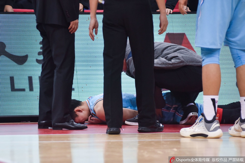 周琦受伤被送往医院