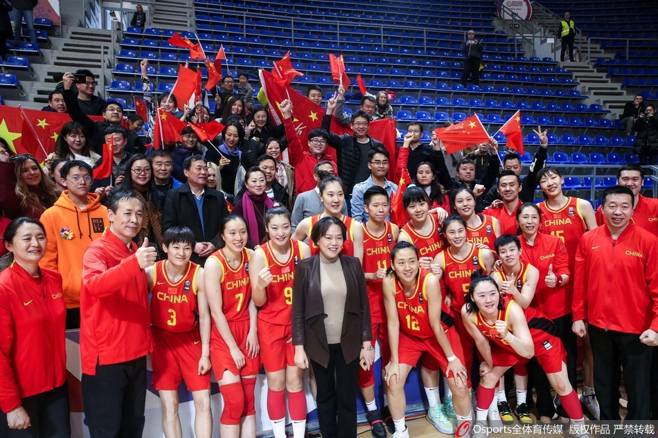 中国女篮赛后与球迷共同庆祝