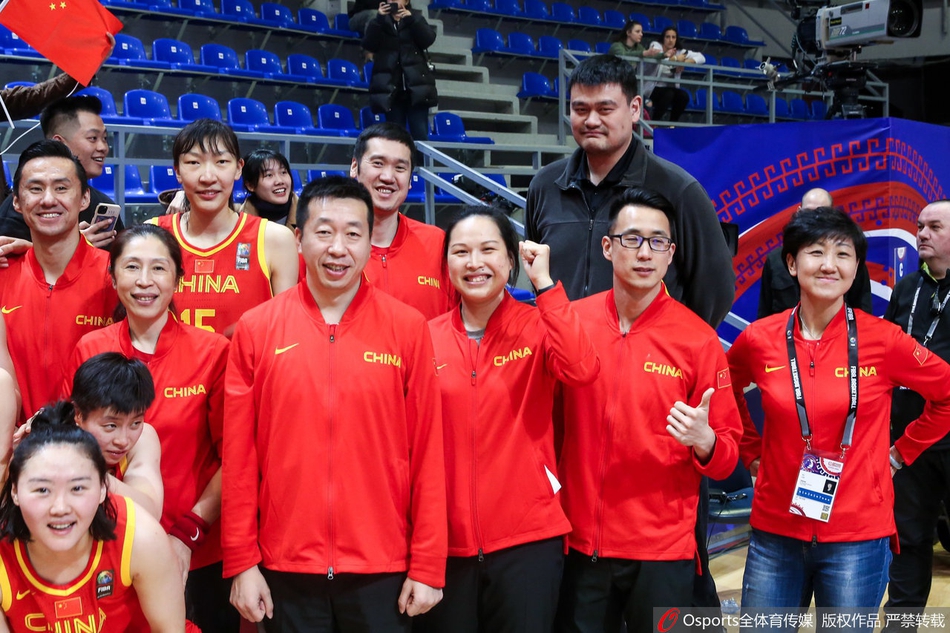 中国女篮赛后与球迷共同庆祝