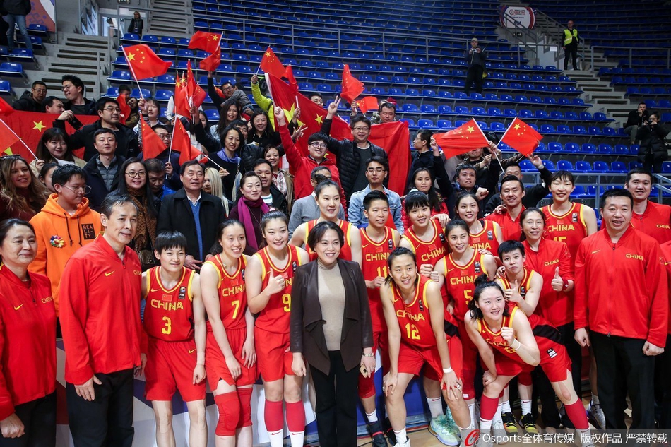 中国女篮赛后与球迷共同庆祝