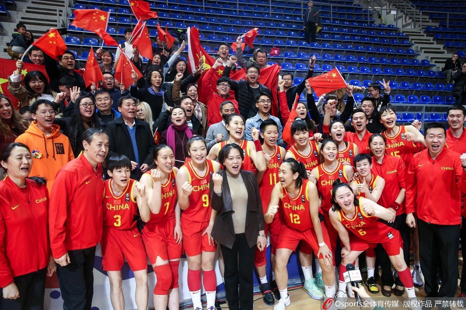 中国女篮赛后与球迷共同庆祝
