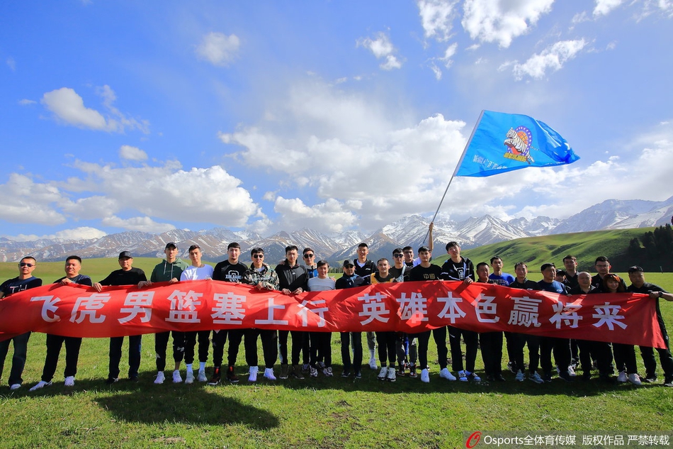 新疆男篮走进那拉提大草原