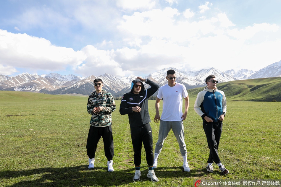 新疆男篮走进那拉提大草原