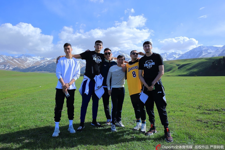 新疆男篮走进那拉提大草原
