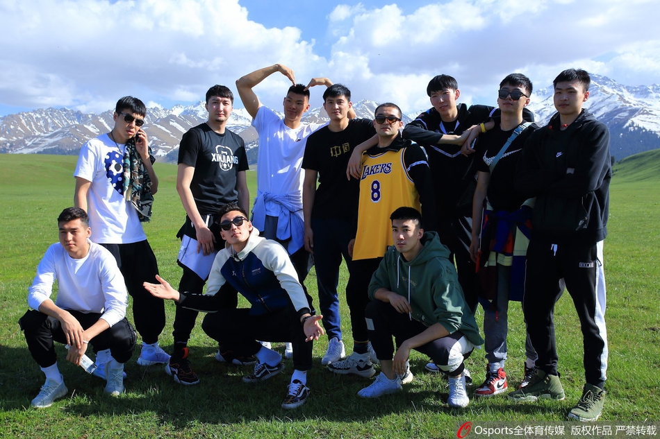新疆男篮走进那拉提大草原