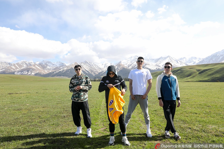 新疆男篮走进那拉提大草原