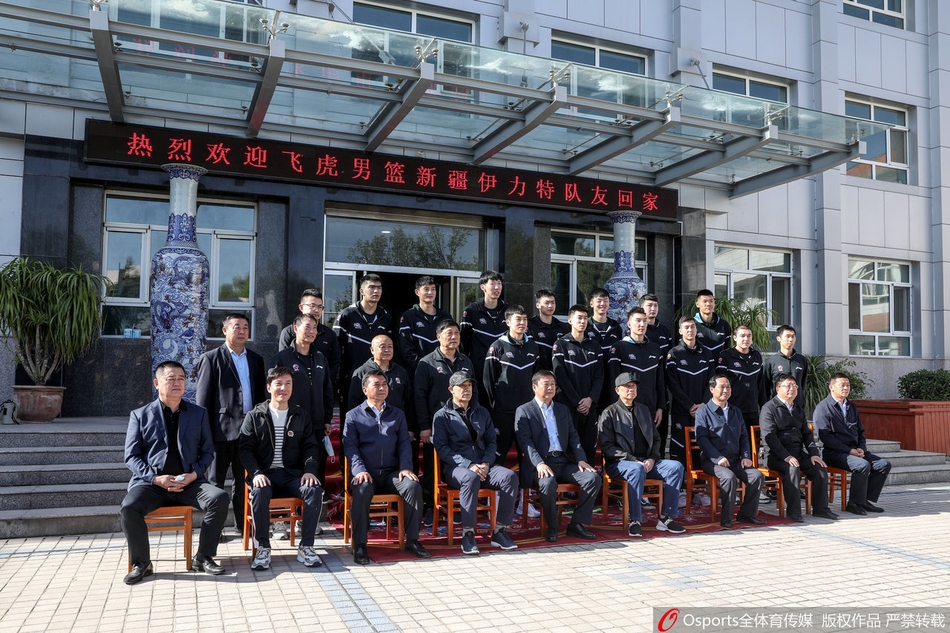 新疆男篮走进那拉提大草原