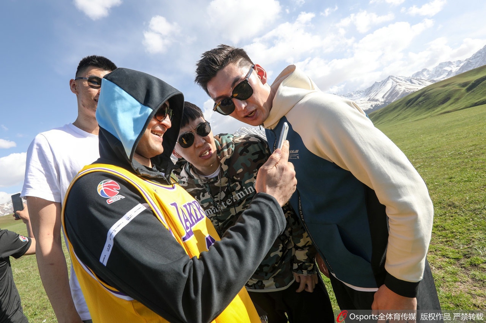 新疆男篮走进那拉提大草原