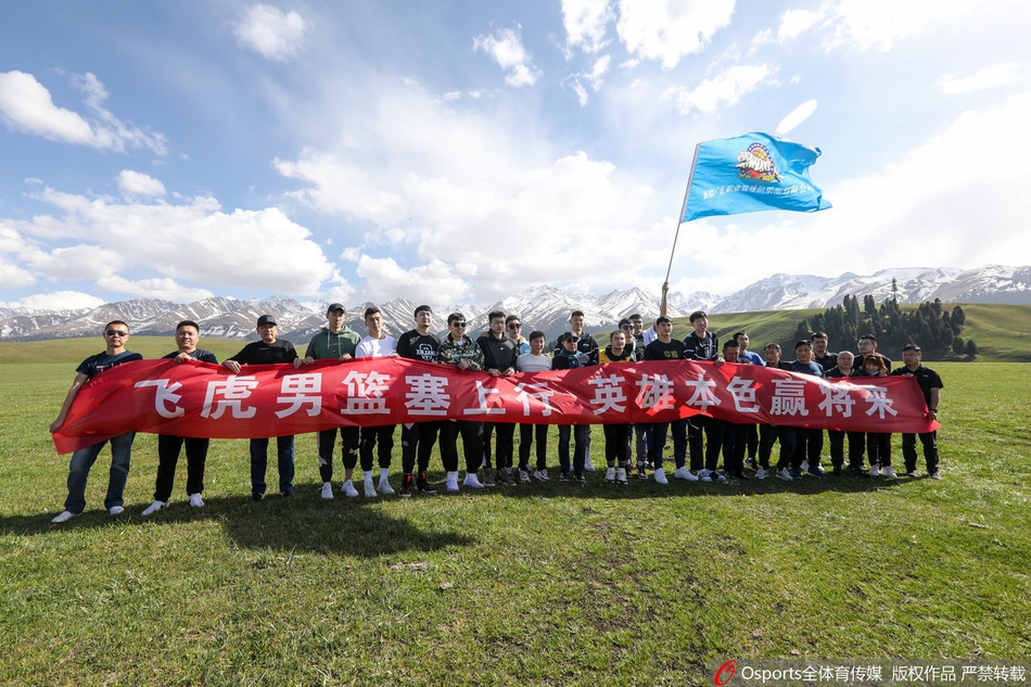 新疆男篮走进那拉提大草原