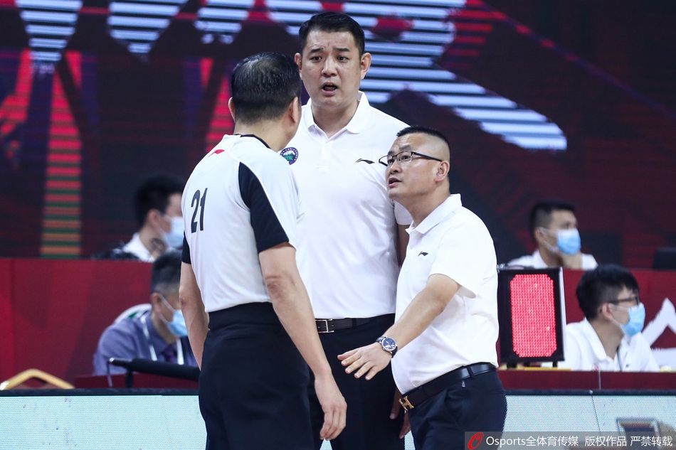 巩晓彬冲进球场喷裁判