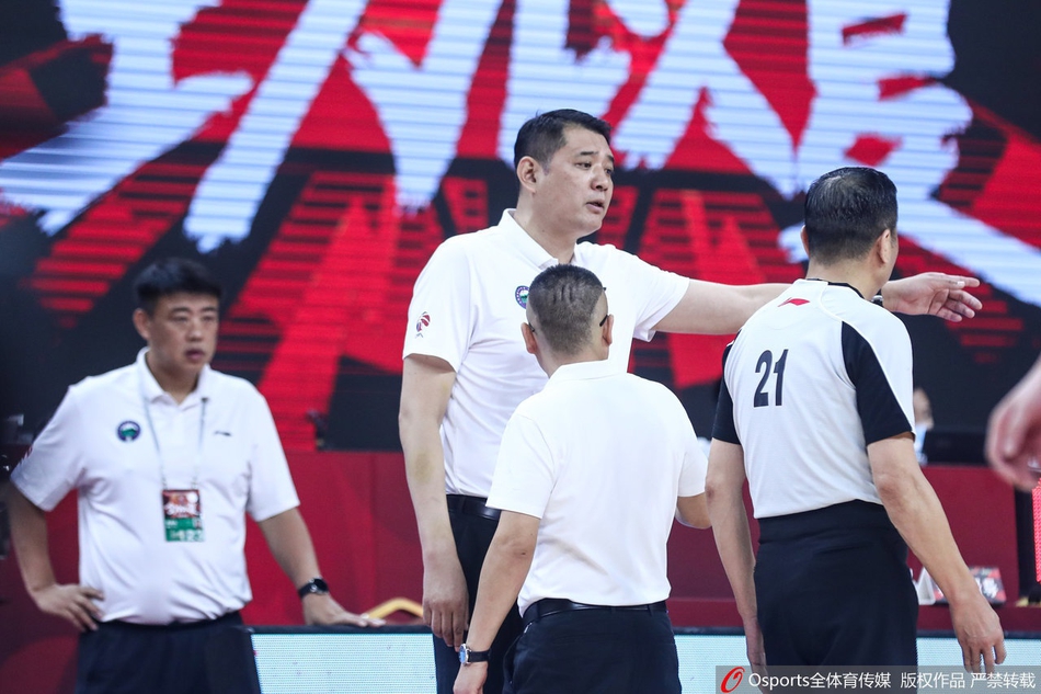 巩晓彬冲进球场喷裁判