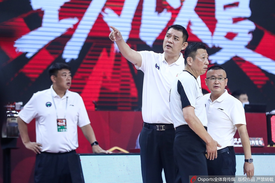 巩晓彬冲进球场喷裁判