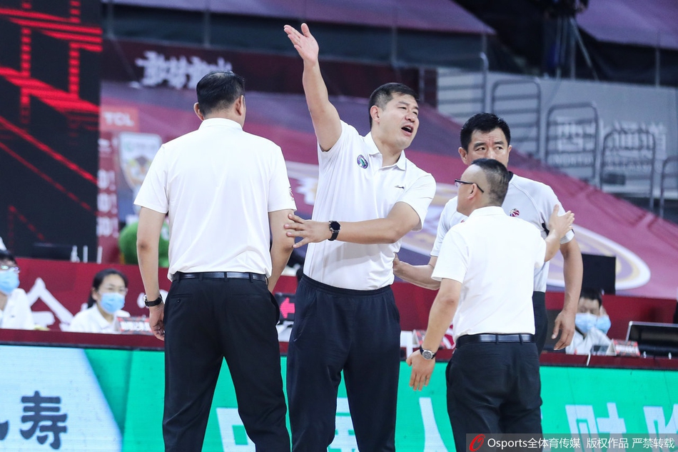 巩晓彬冲进球场喷裁判