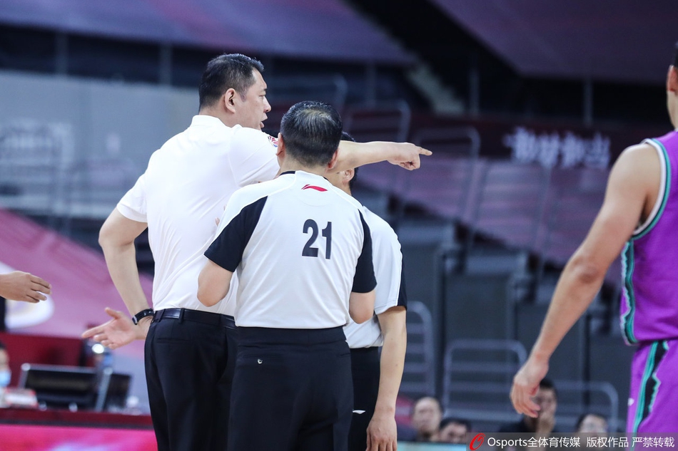 巩晓彬冲进球场喷裁判