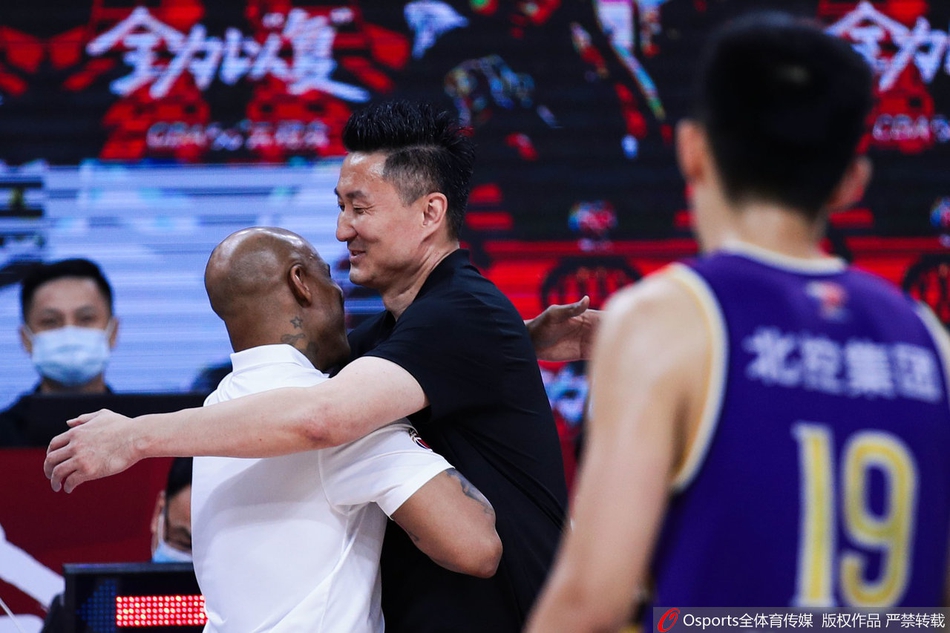 杜锋马布里相逢一笑泯恩仇