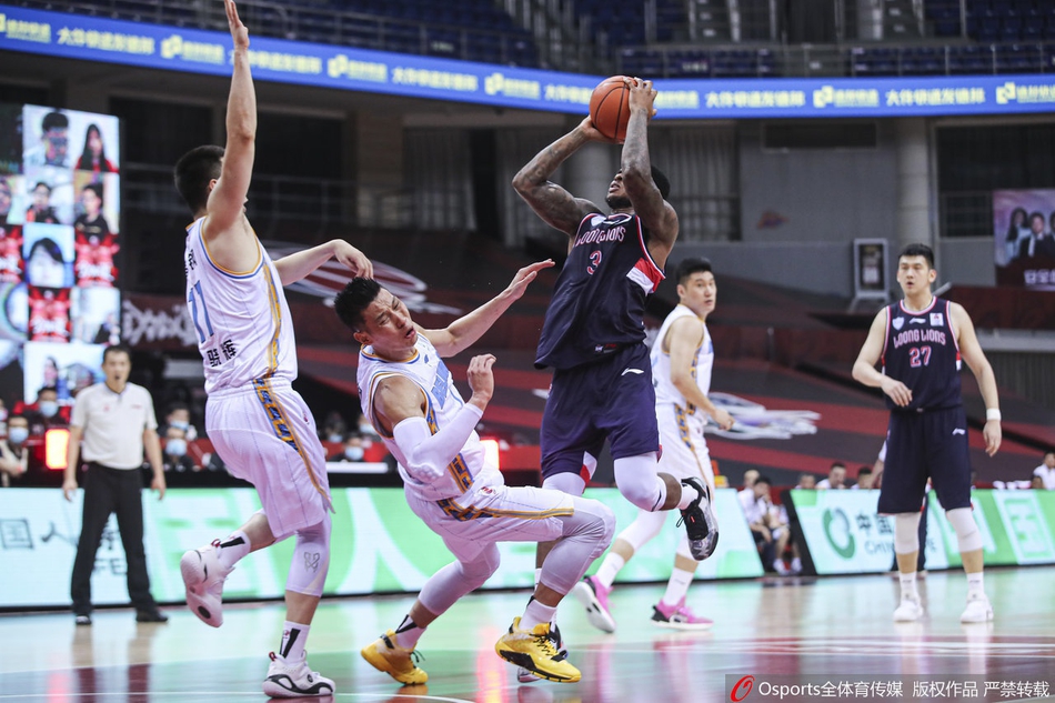 林书豪嘴角被撞出血