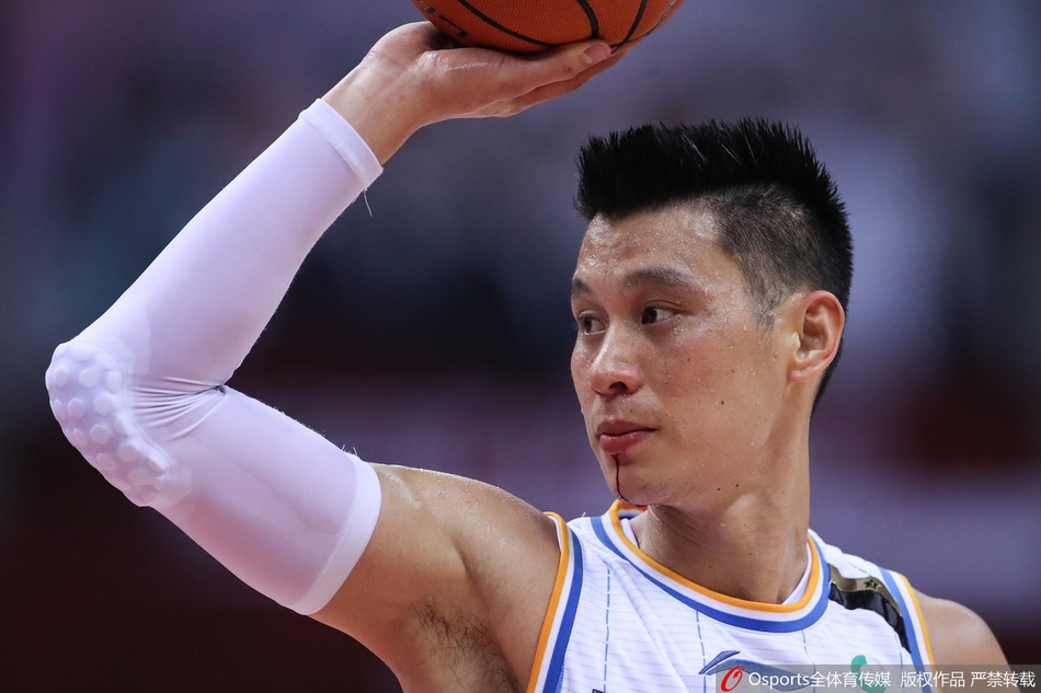 林书豪嘴角被撞出血