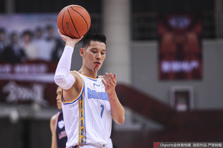 林书豪嘴角被撞出血