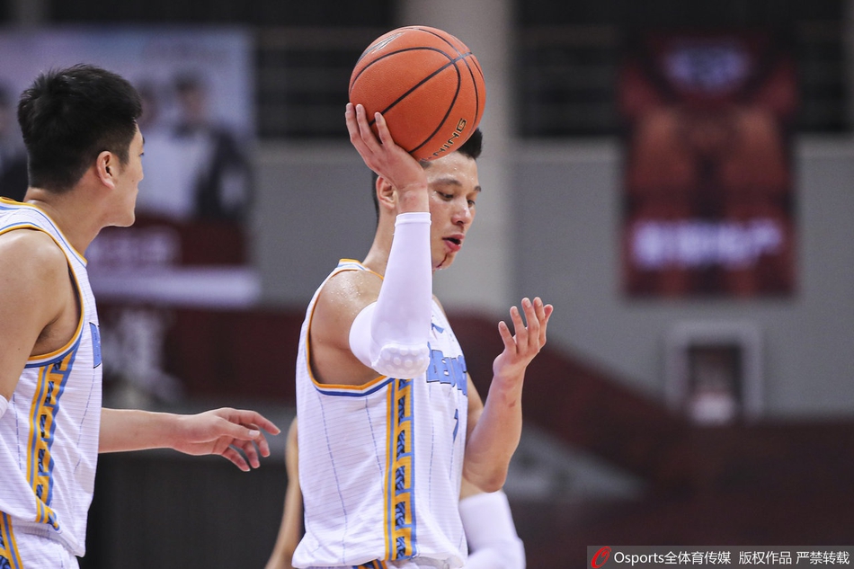 林书豪嘴角被撞出血