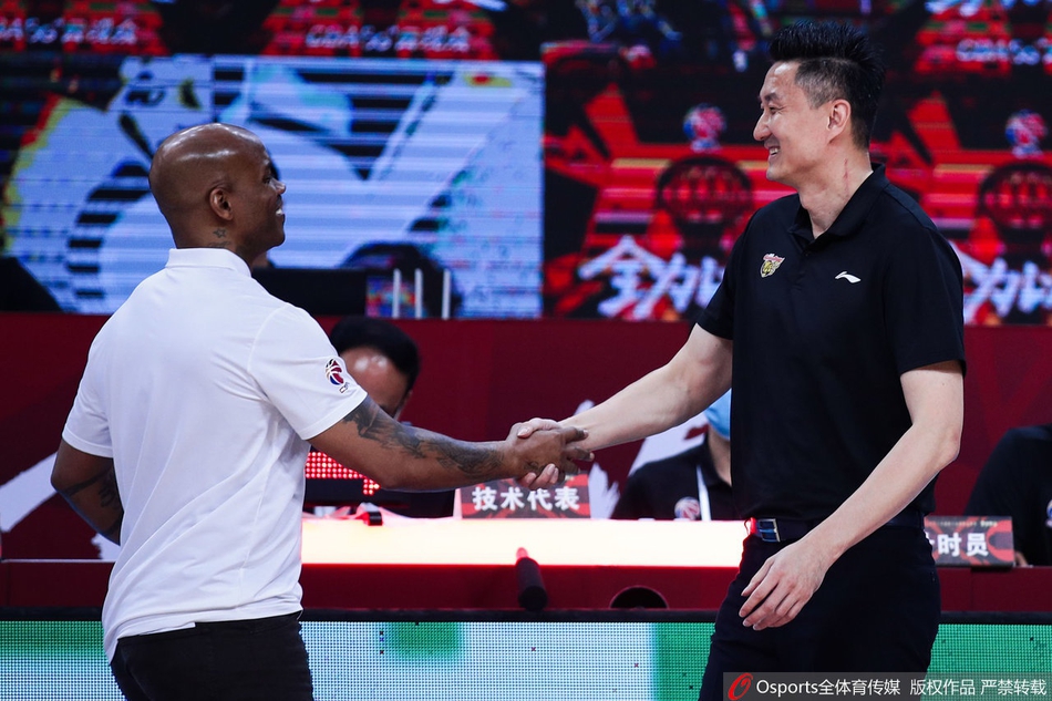 杜锋马布里相逢一笑泯恩仇