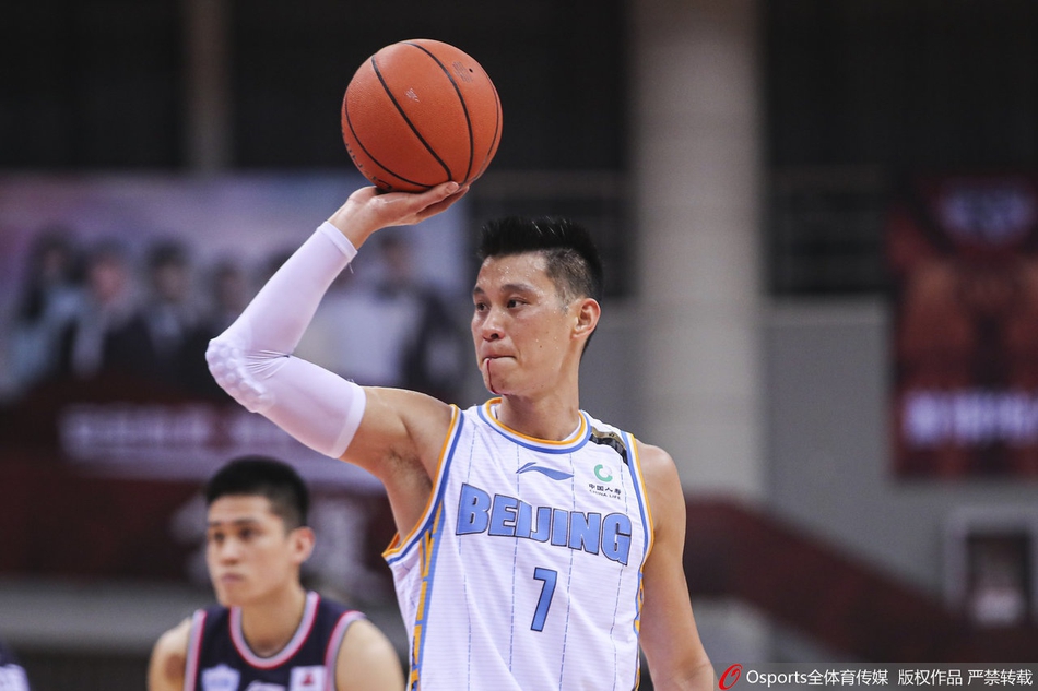 林书豪嘴角被撞出血