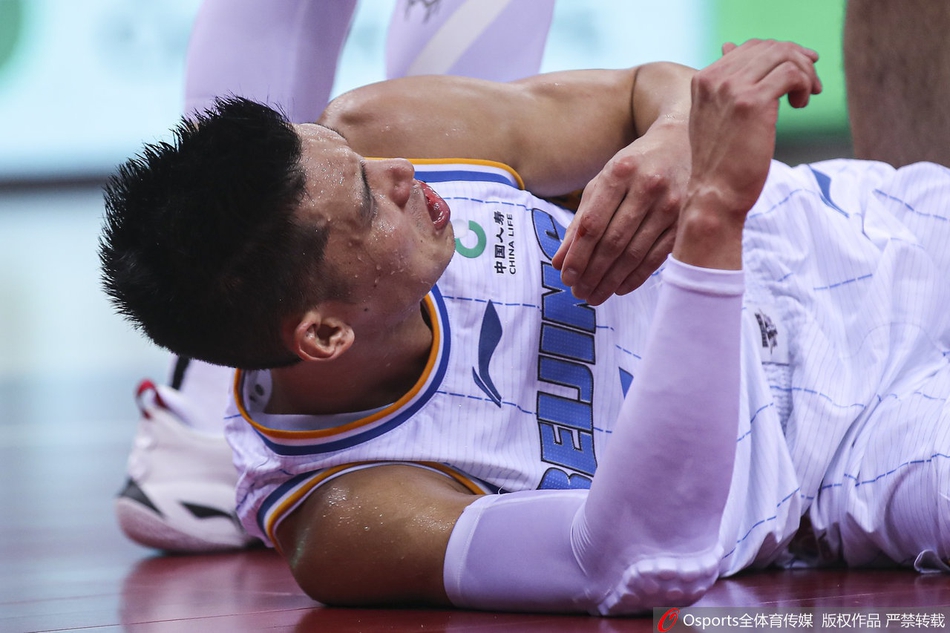 林书豪嘴角被撞出血