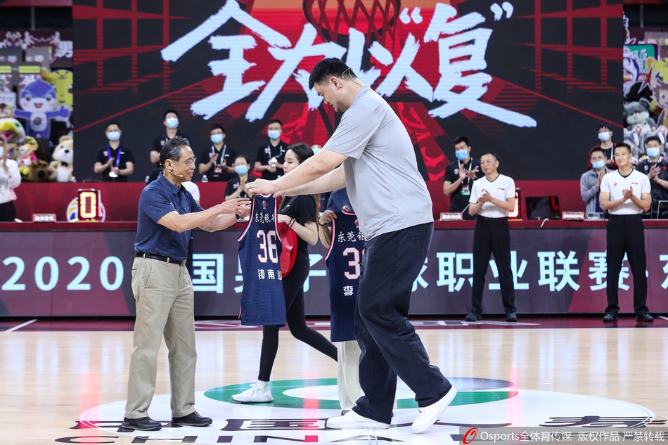 钟南山夫妇现场观看CBA