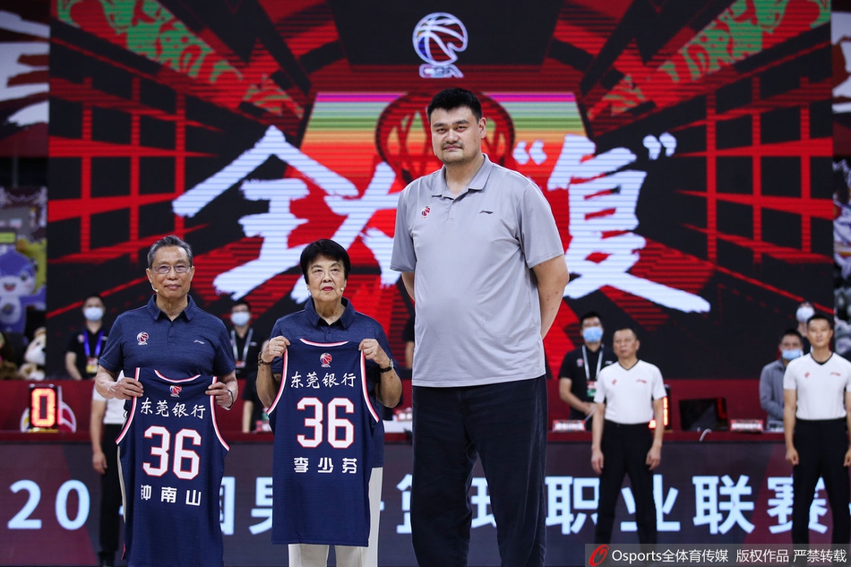 钟南山夫妇现场观看CBA